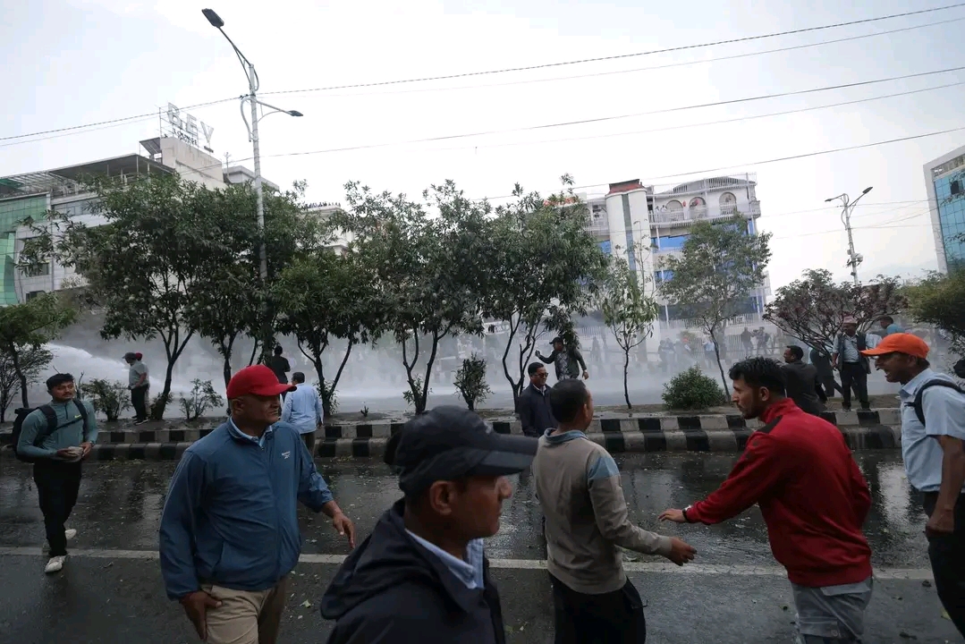 शिक्षक आन्दोलनः प्रहरीसँगको झडपमा १ दर्जन शिक्षक घाइते, महासंघले बैठक बोलायो