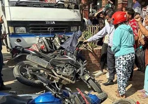 भक्तपुरमा बसको ठक्करले १० वटा दुईपांग्रे सवारीसाधनमा क्षति