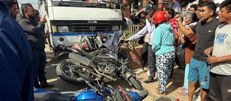 भक्तपुरमा बसको ठक्करले १० वटा दुईपांग्रे सवारीसाधनमा क्षति