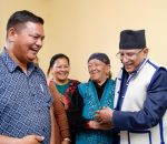 गोरखामा प्रचण्डलाई भेडाको ऊनको हाफकोट उपहार