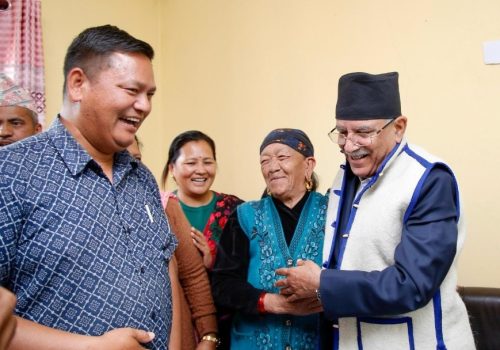 गोरखामा प्रचण्डलाई भेडाको ऊनको हाफकोट उपहार
