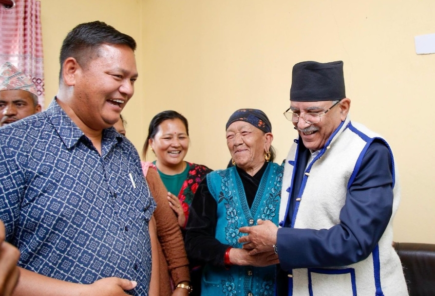 गोरखामा प्रचण्डलाई भेडाको ऊनको हाफकोट उपहार