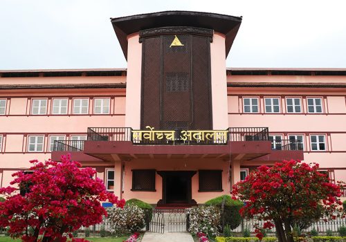 सर्वोच्चको अन्तरिम आदेश : गभर्नर नियुक्तिमा उमेर हद हटाउने निर्णय तत्काल कार्यान्वयन नगर्न