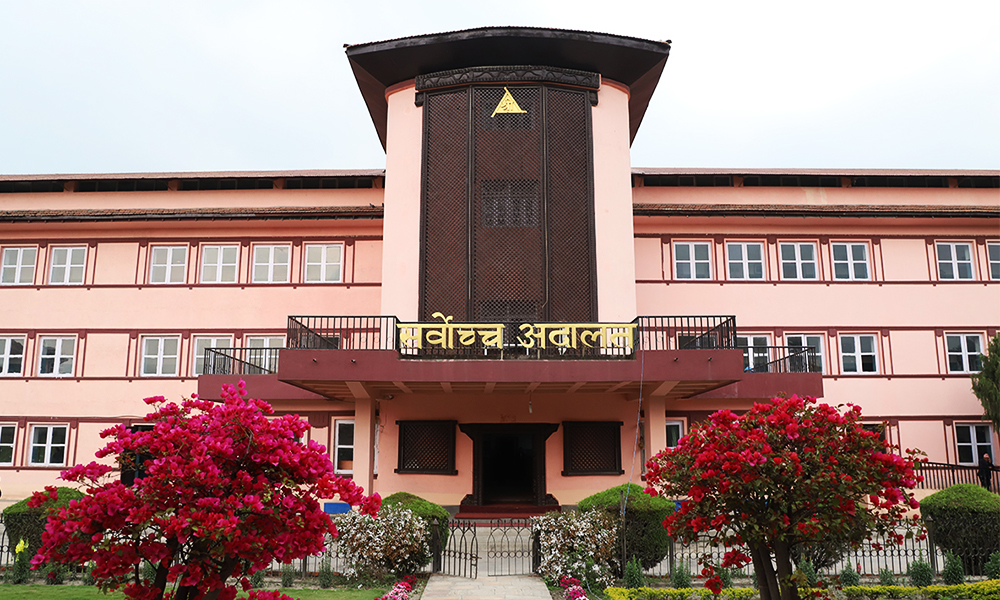 सर्वोच्चको अन्तरिम आदेश : गभर्नर नियुक्तिमा उमेर हद हटाउने निर्णय तत्काल कार्यान्वयन नगर्न