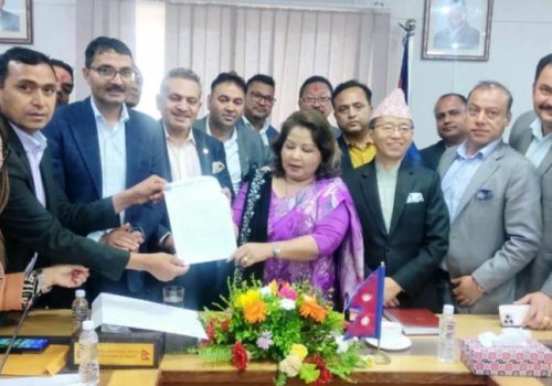 एनआरएनए एकता महाधिवेशनको रिपोर्ट परराष्ट्रमन्त्रीलाई हस्तान्तरण