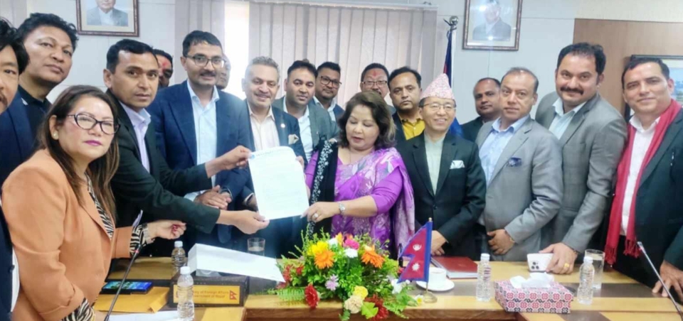 एनआरएनए एकता महाधिवेशनको रिपोर्ट परराष्ट्रमन्त्रीलाई हस्तान्तरण