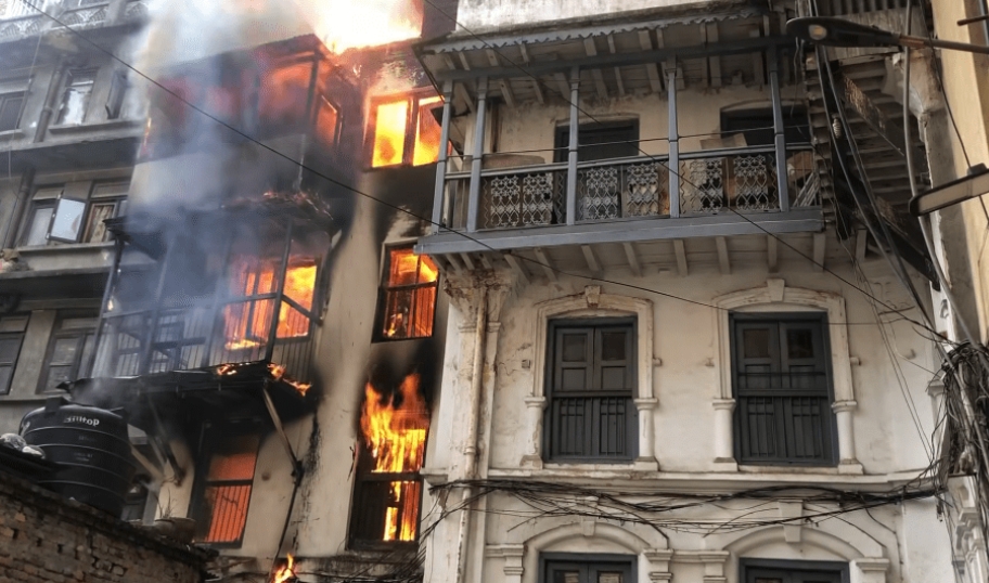 काठमाडौँको मखन टोलमा भीषण आगलागी, ६ दमकल परिचालन