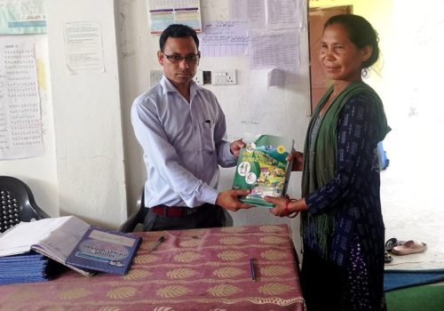 ५२ वर्षको उमेरमा कक्षा १ मा भर्ना भइन् वडासदस्य डल्लीदेवी