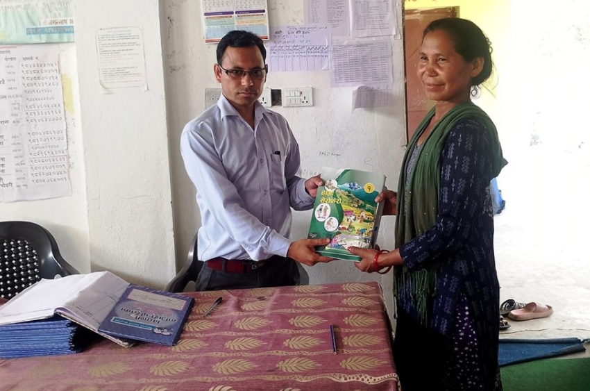 ५२ वर्षको उमेरमा कक्षा १ मा भर्ना भइन् वडासदस्य डल्लीदेवी