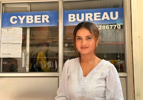 गायिका एलिना चौहान सामाजिक सञ्जालमा चरित्रहत्या गर्नेविरुद्ध साइबर ब्युरोमा उजुरी लिएर पुगिन्