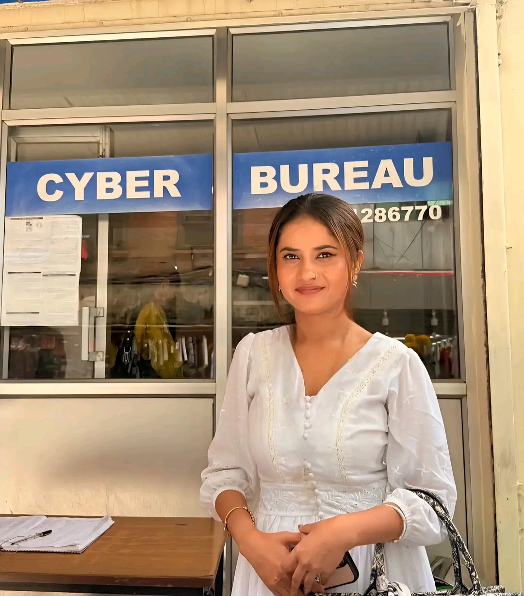 गायिका एलिना चौहान सामाजिक सञ्जालमा चरित्रहत्या गर्नेविरुद्ध साइबर ब्युरोमा उजुरी लिएर पुगिन्