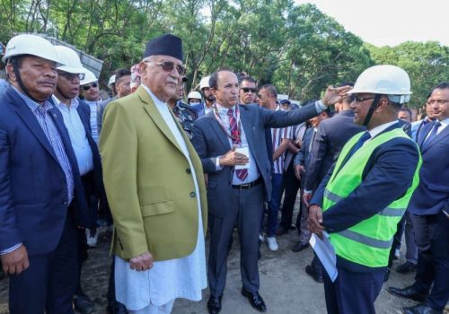 कीर्तिपुर क्रिकेट मैदानमा प्यारापेट र फ्लडलाइट जडान कार्यको निरीक्षणमा प्रधानमन्त्री ओली