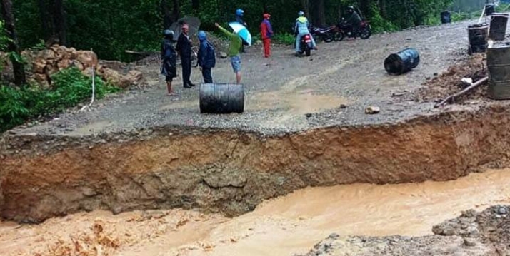 पूर्वपश्चिम राजमार्ग अवरुद्ध, डाइभर्सन बगाउँदा साना सवारीलाई वैकल्पिक मार्ग प्रयोग गर्न आग्रह
