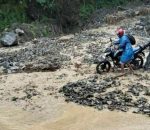 विपी राजमार्गमा लेदो सहितको पहिरो, सवारी आवागमन ठप्प