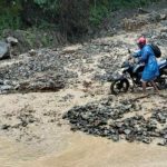 विपी राजमार्गमा लेदो सहितको पहिरो, सवारी आवागमन ठप्प