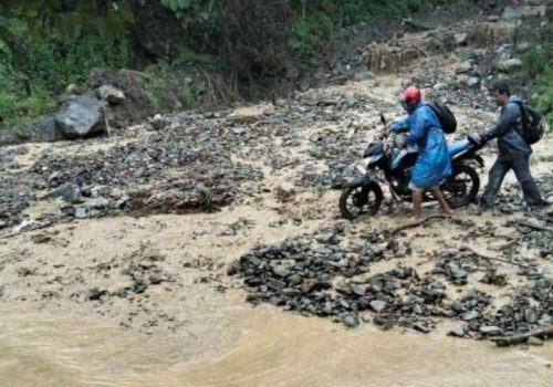 विपी राजमार्गमा लेदो सहितको पहिरो, सवारी आवागमन ठप्प