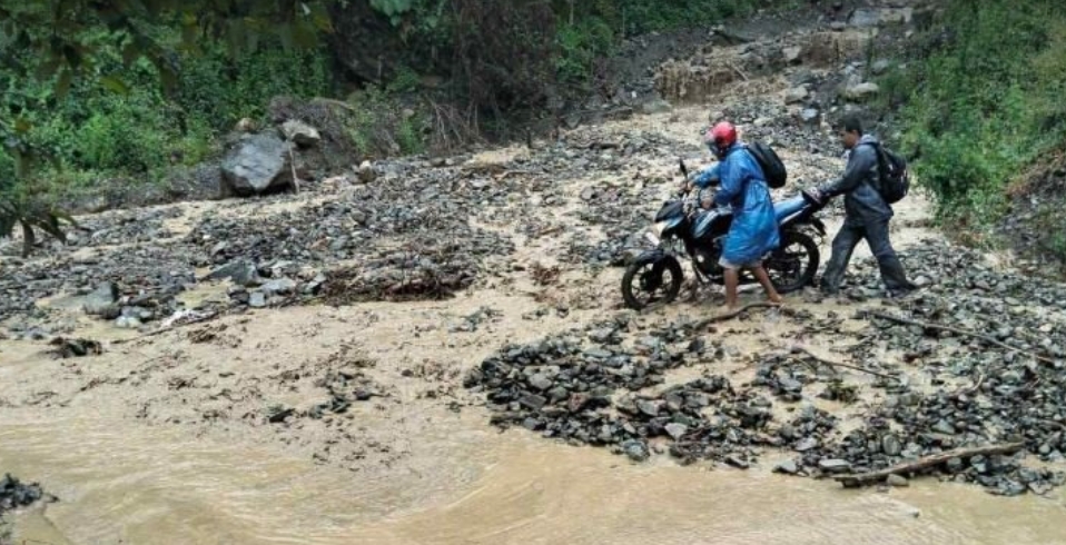 विपी राजमार्गमा लेदो सहितको पहिरो, सवारी आवागमन ठप्प