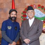 खाली खुट्टा हिँड्दै काठमाडौं आएका अभियानकर्मी नवराज बोहराको प्रधानमन्त्रीसँग भेट