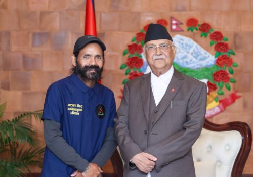 खाली खुट्टा हिँड्दै काठमाडौं आएका अभियानकर्मी नवराज बोहराको प्रधानमन्त्रीसँग भेट