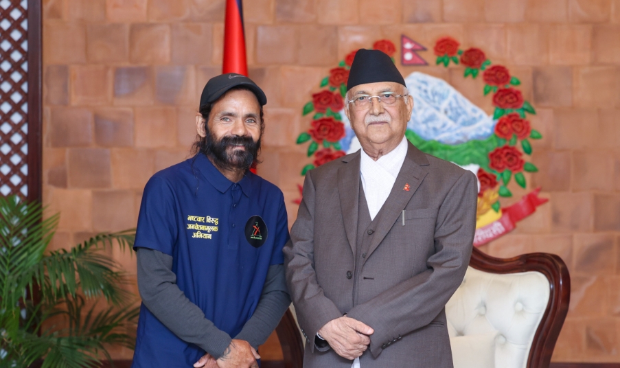 खाली खुट्टा हिँड्दै काठमाडौं आएका अभियानकर्मी नवराज बोहराको प्रधानमन्त्रीसँग भेट