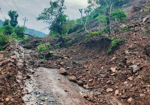 बाढी–पहिरोले महेन्द्र राजमार्ग पूर्ण अवरुद्ध, ८ सडक एकतर्फी सञ्चालनमा