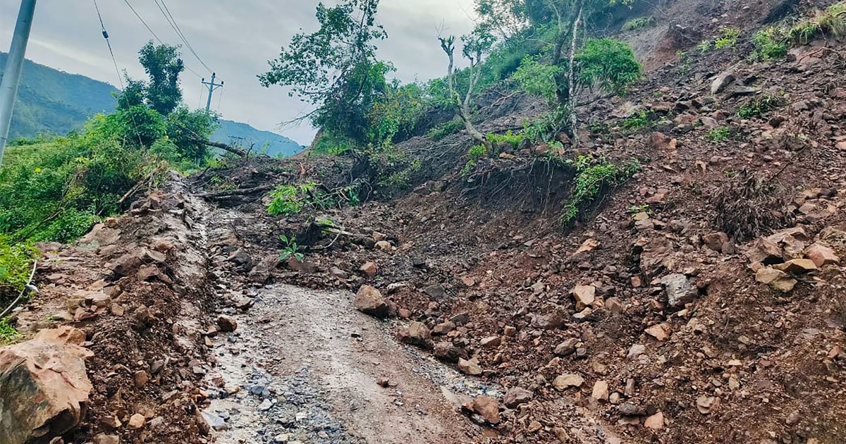 बाढी–पहिरोले महेन्द्र राजमार्ग पूर्ण अवरुद्ध, ८ सडक एकतर्फी सञ्चालनमा