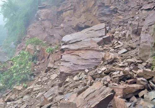 रसुवामा चार स्थानमा खसेको पहिरोले पासाङल्हामु राजमार्ग पूर्ण अवरुद्ध