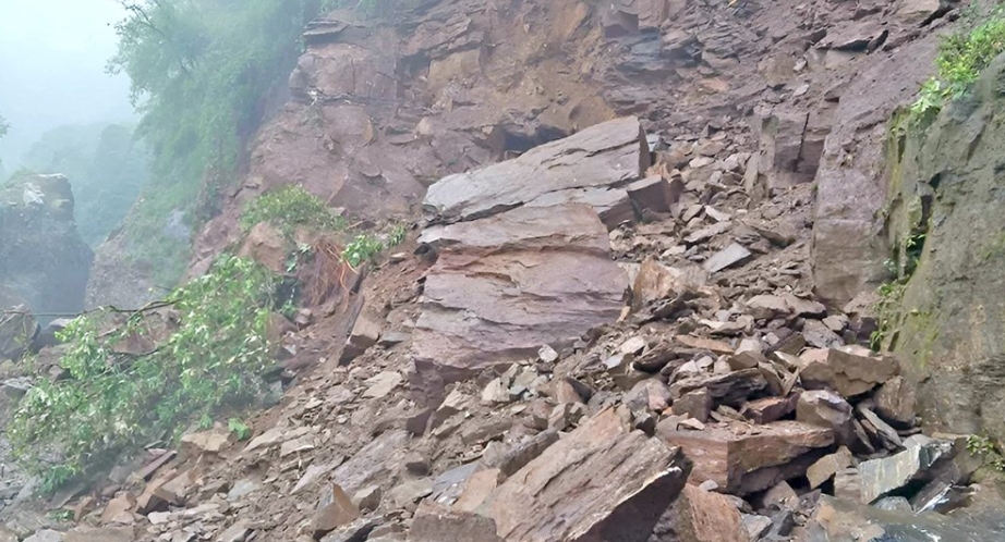 रसुवामा चार स्थानमा खसेको पहिरोले पासाङल्हामु राजमार्ग पूर्ण अवरुद्ध