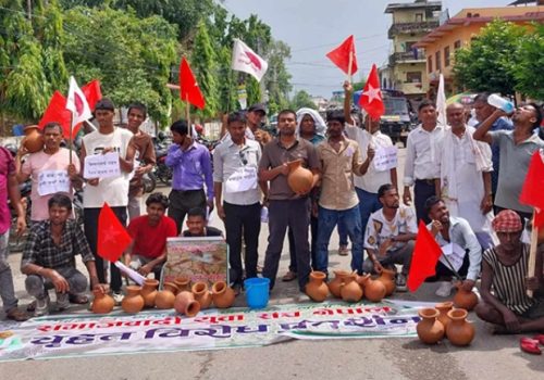जनकपुरधाममा पानी, मल र किसानका मागसहित प्रदर्शन
