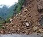 लगातारको वर्षा र पहिरोले देशभरका राजमार्गहरू प्रभावित, यात्रुहरू अलपत्र