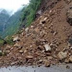 लगातारको वर्षा र पहिरोले देशभरका राजमार्गहरू प्रभावित, यात्रुहरू अलपत्र