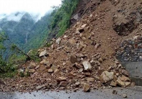 लगातारको वर्षा र पहिरोले देशभरका राजमार्गहरू प्रभावित, यात्रुहरू अलपत्र