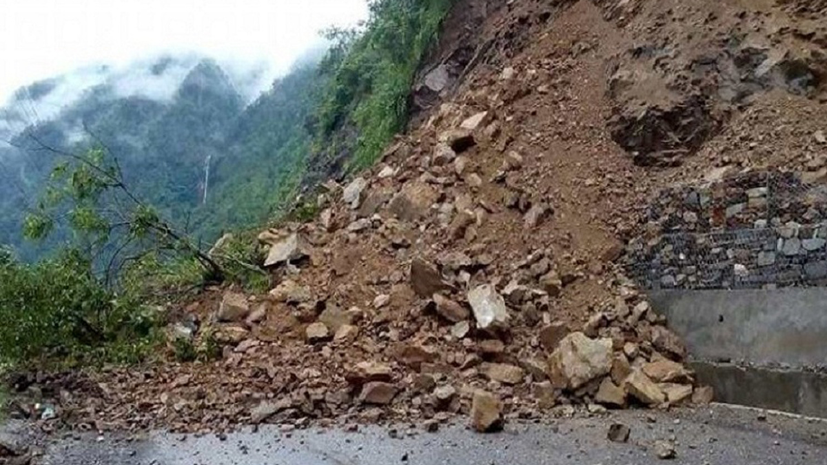 लगातारको वर्षा र पहिरोले देशभरका राजमार्गहरू प्रभावित, यात्रुहरू अलपत्र