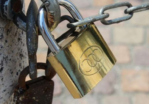 बैतडीमा पहिरो नहटाइएपछि स्थानीयद्वारा वडा कार्यालयमा तालाबन्दी