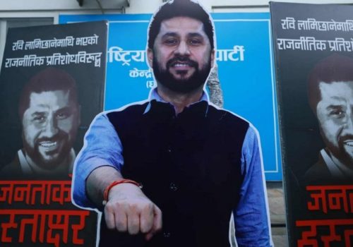 रवि लामिछानेको कटआउटमा राखी बाँधेर समर्थकद्वारा रिहाइको कामना