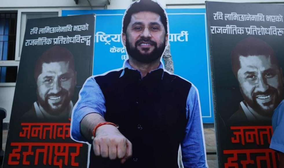 रवि लामिछानेको कटआउटमा राखी बाँधेर समर्थकद्वारा रिहाइको कामना