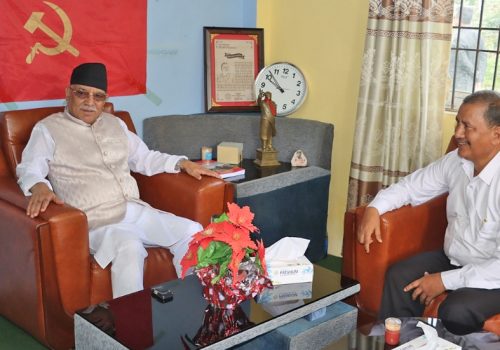 आफैं विप्लव घर पुगे प्रचण्ड, धानखेती पनि हेरे
