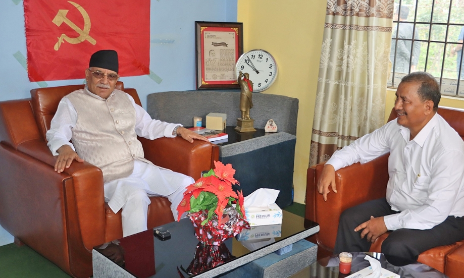 आफैं विप्लव घर पुगे प्रचण्ड, धानखेती पनि हेरे