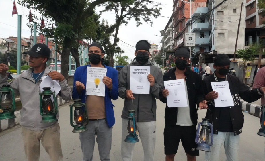 विद्युत अभावविरुद्ध युवाहरू माइतीघरमा लालटिनसहितको प्रदर्शन