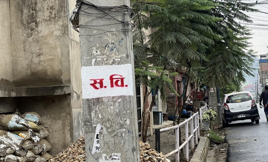 भक्तपुर र ललितपुरका सडक पोलमा पनि ‘स.वि.’ लेखिँदै