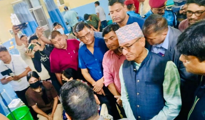 वीरगन्जमा गृहमन्त्री लेखकले लिए हैजा बिरामीको स्वास्थ्यबारे जानकारी