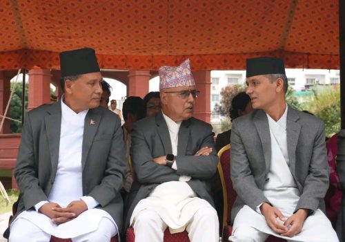खण्डहर भवन बाहिर तीन मन्त्रीको शपथ, घिसिङलाई तीन मन्त्रालयको जिम्मेवारी