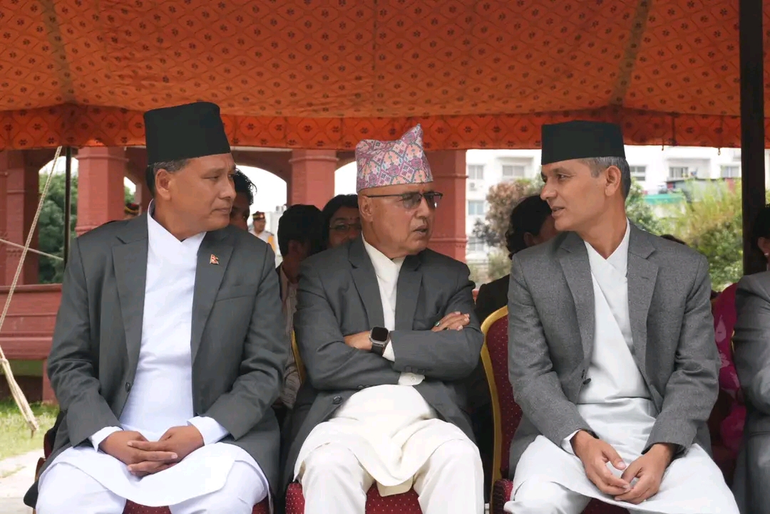 खण्डहर भवन बाहिर तीन मन्त्रीको शपथ, घिसिङलाई तीन मन्त्रालयको जिम्मेवारी