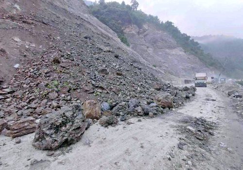 नारायणगढ–मुग्लिन सडक आज दिउँसो दुई घण्टाका लागि बन्द