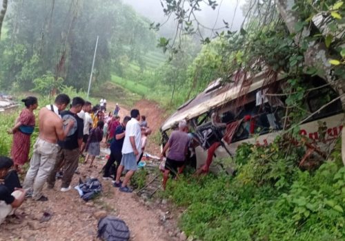 गोरखामा बस दुर्घटना : २१ जना घाइते, दुईलाई काठमाडौँ रिफर