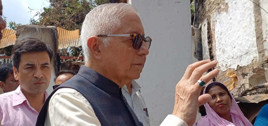 आगजनीपछिको कोइराला निवास अवलोकन गर्दै भावुक बने डा. शेखर