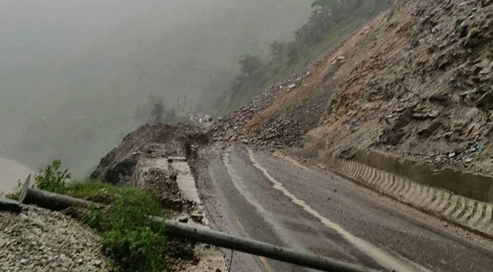 ज्वाङखोलामा फेरि पहिरो, पृथ्वी राजमार्ग अबरुद्ध