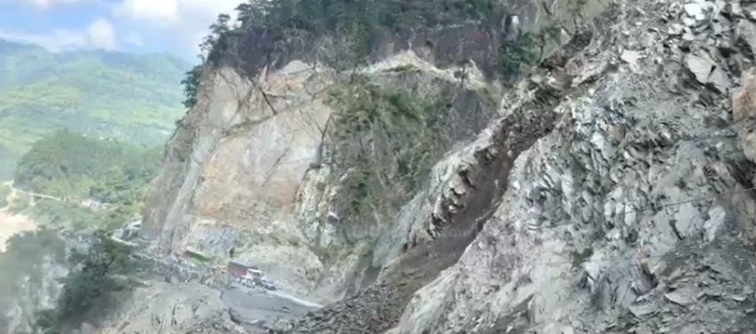 तुइनखोलामा पहिरो, मुग्लिन–नारायणगढ सडक फेरि अवरुद्ध