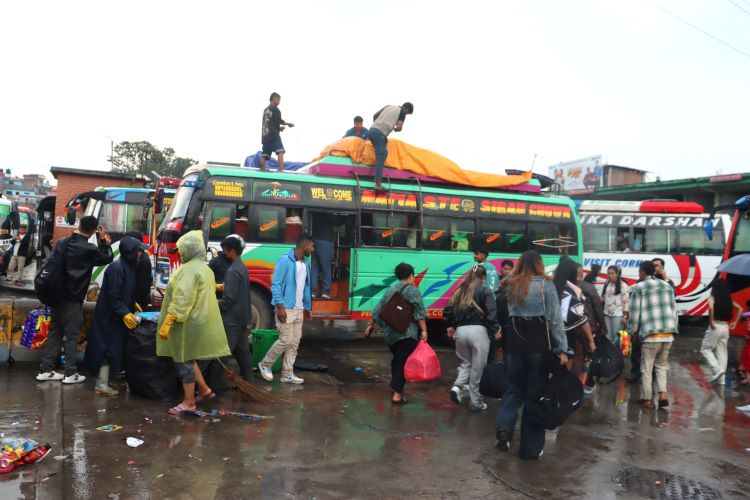दसैँ आउँदै गर्दा साढे पाँच लाखले छाडे काठमाडौँ