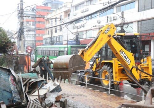 थापाथलीमा काठमाडौँ महानगरको डोजर अभियान: अवैध टहरा भत्काइयो